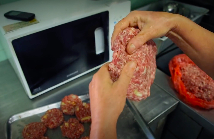 Наче з бургера прибрали булку і залишили тільки найголовніше: Michelle Andrade озвучила рецепт смачної плескавиці